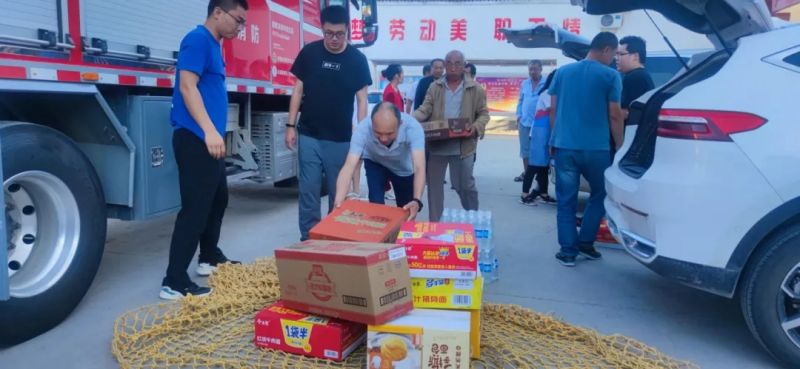 獵鷹向鶴壁?？h白寺鎮(zhèn)災區(qū)群眾捐贈物資